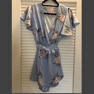 ✨Like New!! Floral Blue Romper